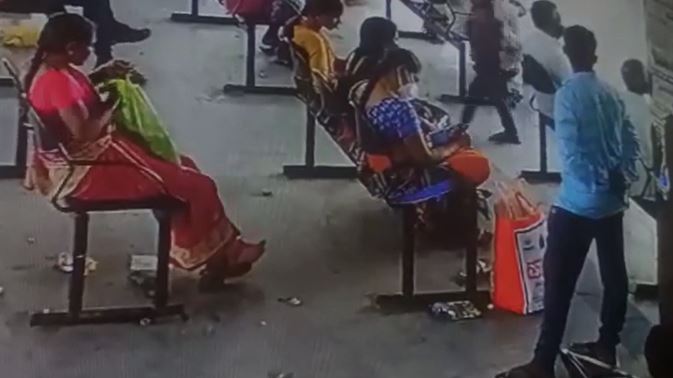 ತಾಳಿಕೋಟೆ ಬಸ್‌ ನಿಲ್ದಾಣದಲ್ಲಿ ಮಾಂಗಲ್ಯ ಸರ ಎಗರಿಸಿದ ಕಳ್ಳ: ಸಿಸಿಟಿವಿಯಲ್ಲಿ ಸೆರೆ