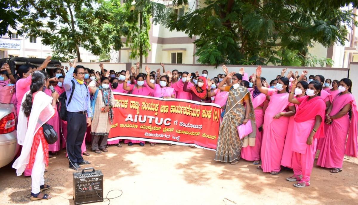 ಆಶಾ ಕಾರ್ಯಕರ್ತೆಯರಿಂದ ಧರಣಿ- ಸಮೀಕ್ಷೆ ಕಾರ್ಯಕ್ಕೆ ಒತ್ತಾಯಿಸದಂತೆ ಹಕ್ಕೊತ್ತಾಯ
