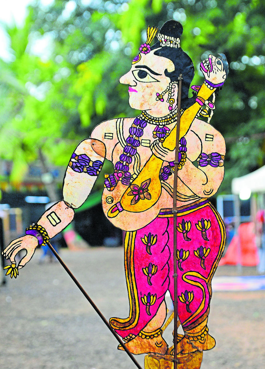 ಶೇಡ್‌ಲ್ಯಾಂಪ್‌ನಲ್ಲಿ ತೊಗಲು ಬೊಂಬೆ!