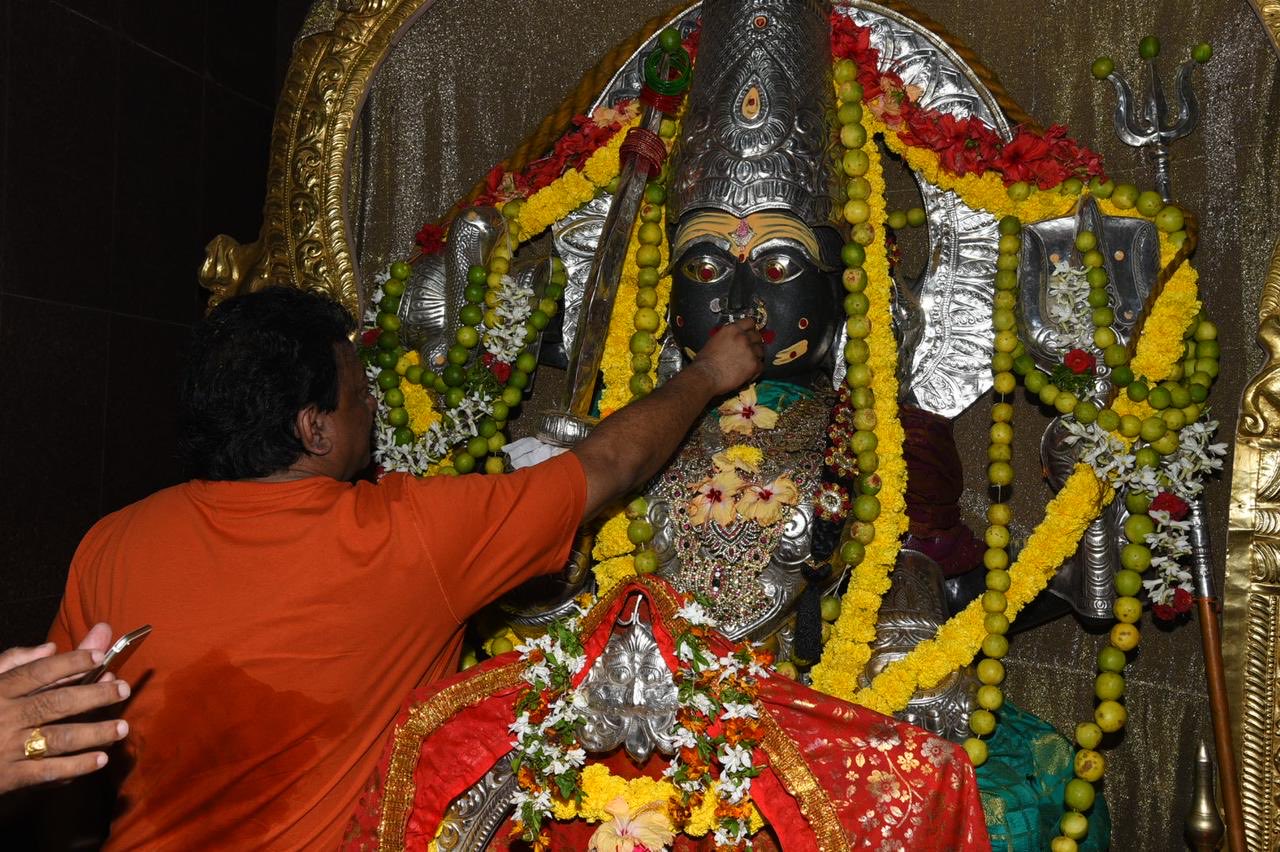 'ಮೈಸಮ್ಮ' ದೇವಿಗೆ ವಿಸ್ಕಿ ನೈವೇದ್ಯ ಮಾಡಿದ ರಾಮ್‌ ಗೋಪಾಲ್‌ ವರ್ಮಾ