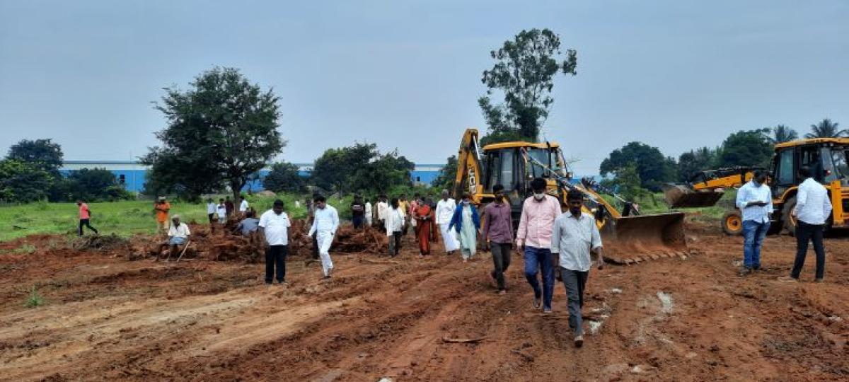 ಮನೆಗಳ ತೆರವಿಗೆ ಮುಂದಾದ ಎಪಿಎಂಸಿ ಅಧಿಕಾರಿಗಳು: ದಲಿತರಿಂದ ಪ್ರತಿರೋಧ