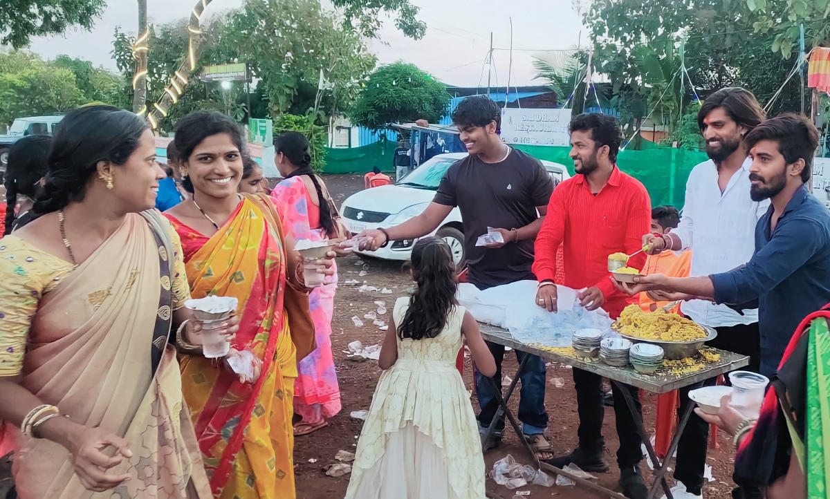 ಅಂಗಾರಕ ಸಂಕಷ್ಟ ಚತುರ್ಥಿ: ಭಕ್ತರಿಗೆ ಪ್ರಸಾದ ವಿತರಣೆ