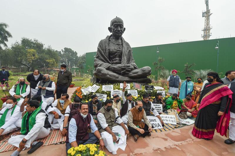 ರಾಜ್ಯಸಭಾ ಸದಸ್ಯರ ಅಮಾನತು: ಸದನದಲ್ಲಿ ಮುಂದುವರಿದ ಗದ್ದಲ