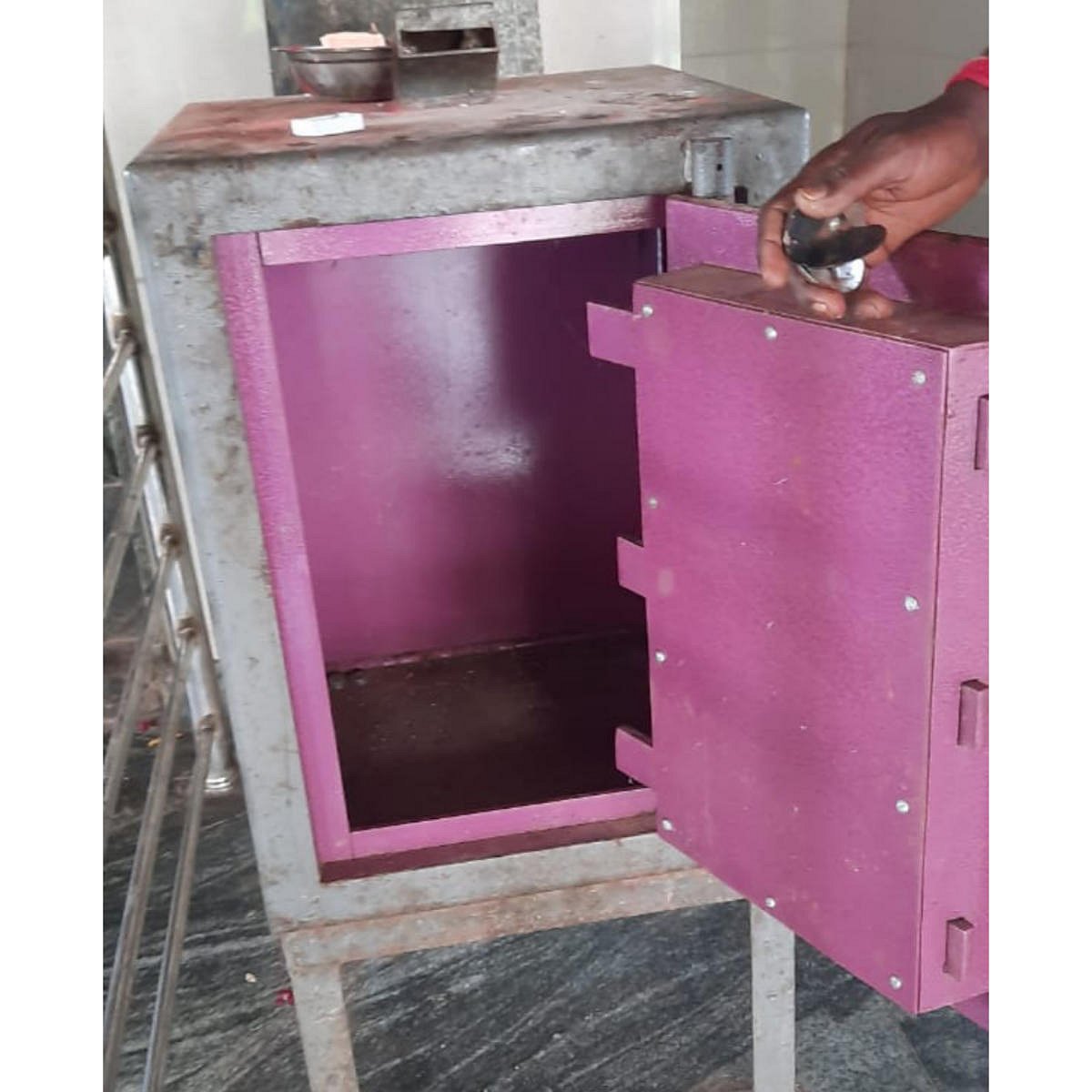 ಮಳವಳ್ಳಿ: ದೇವಸ್ಥಾನದ ಬೀಗ ಮುರಿದು ಹುಂಡಿ ಹಣ ಕಳವು