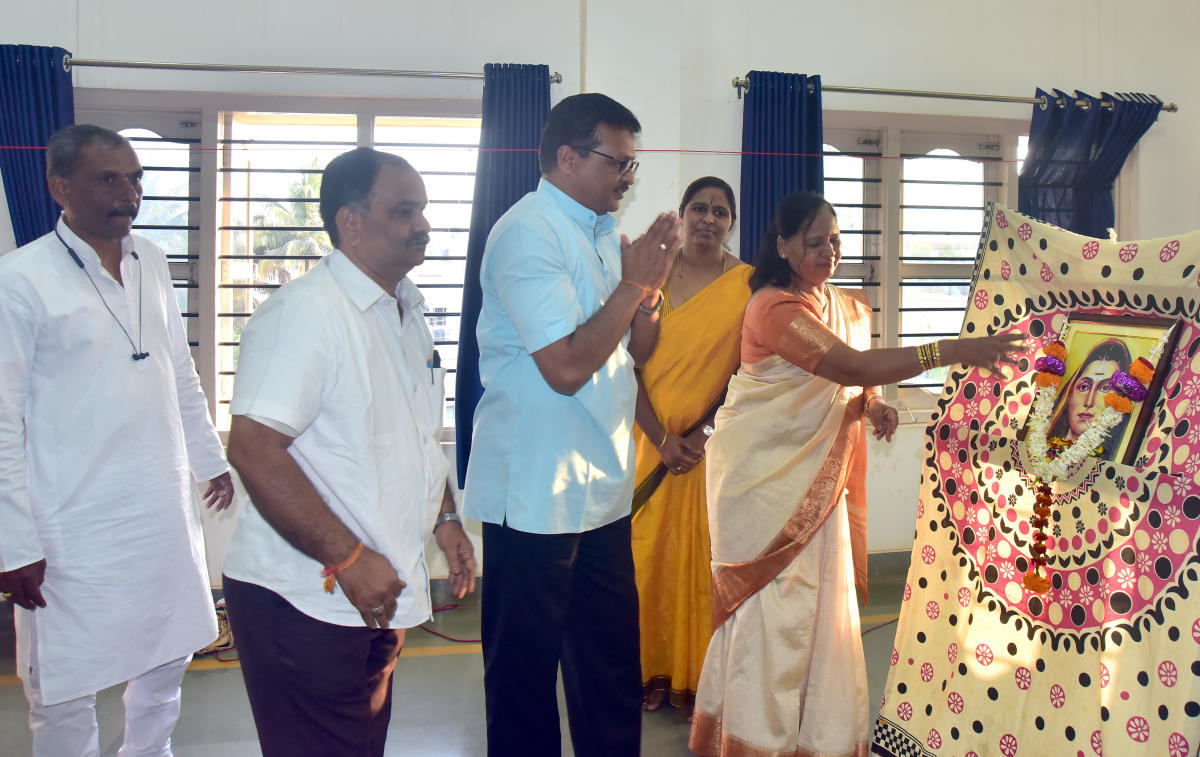 ಸಂಕಷ್ಟದಲ್ಲಿ ಬೆಳೆದ ಸಾವಿತ್ರಿಬಾಯಿ ಫುಲೆ: ಉಪನ್ಯಾಸಕ ಮಾರುತಿ ಕಟ್ಟಿಮನಿ
