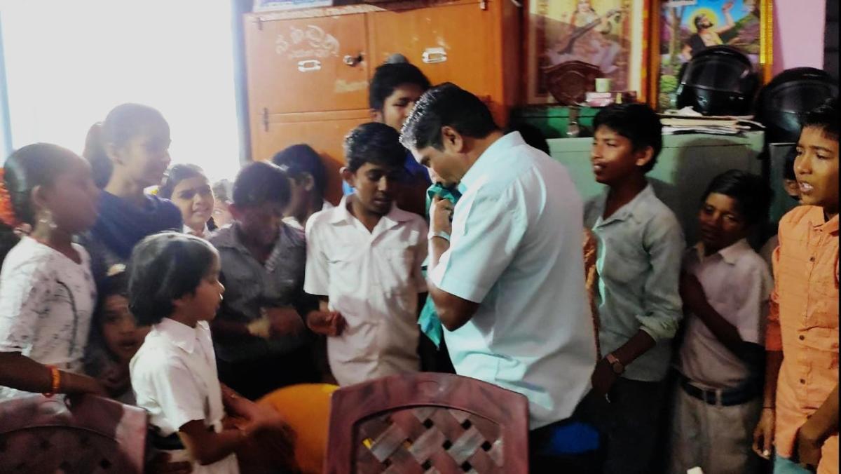 ಶಿಕ್ಷಕ ವೀರಯ್ಯ ವರ್ಗಾವಣೆ: ಕಣ್ಣೀರಾದ ವಿದ್ಯಾರ್ಥಿಗಳು
