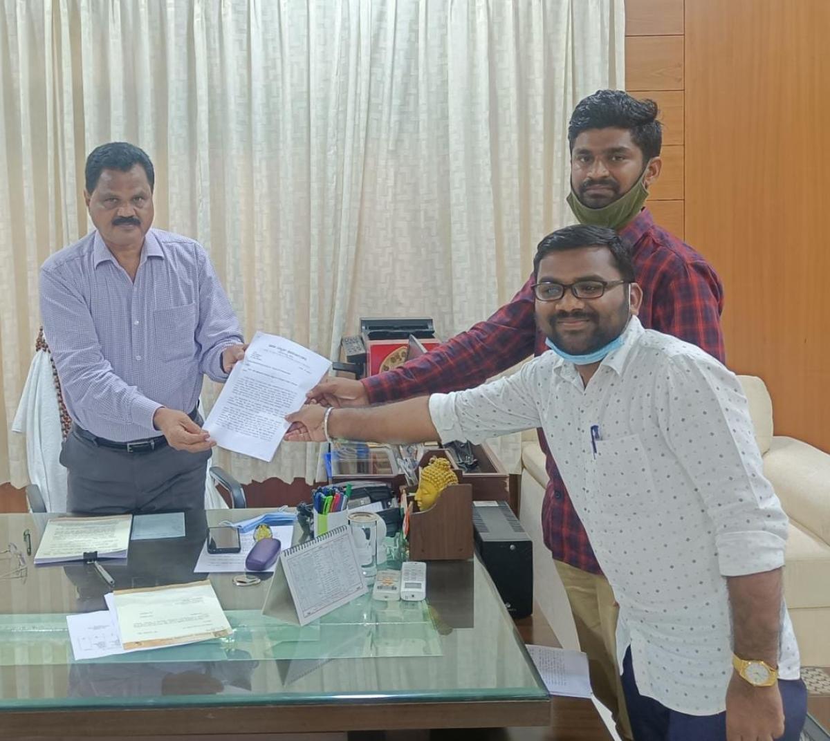 ವಿದ್ಯಾರ್ಥಿಗಳ ಸಹಾಯ ಧನ ಪಾವತಿಗೆ ಹಂಪಿ ಕನ್ನಡ ವಿಶ್ವವಿದ್ಯಾಲಯಕ್ಕೆ ಆಗ್ರಹ