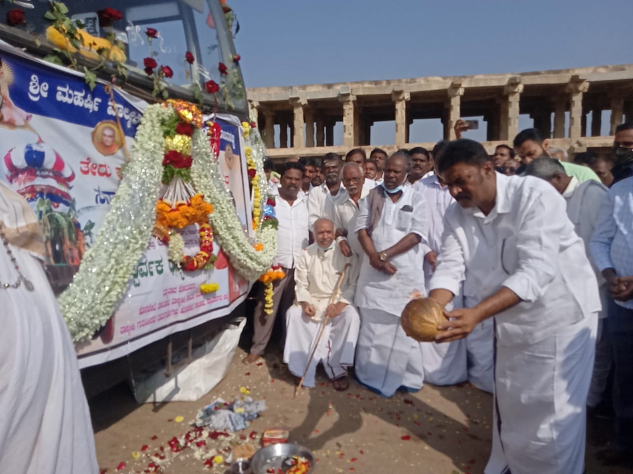 ಹಂಪಿಯಲ್ಲಿ ವಾಲ್ಮೀಕಿ ಗುರುಪೀಠದ ತೇರಿಗೆ ಪೂಜೆ ನೆರವೇರಿಸಿದ ಸಚಿವ ಆನಂದ್‌ ಸಿಂಗ್‌ 