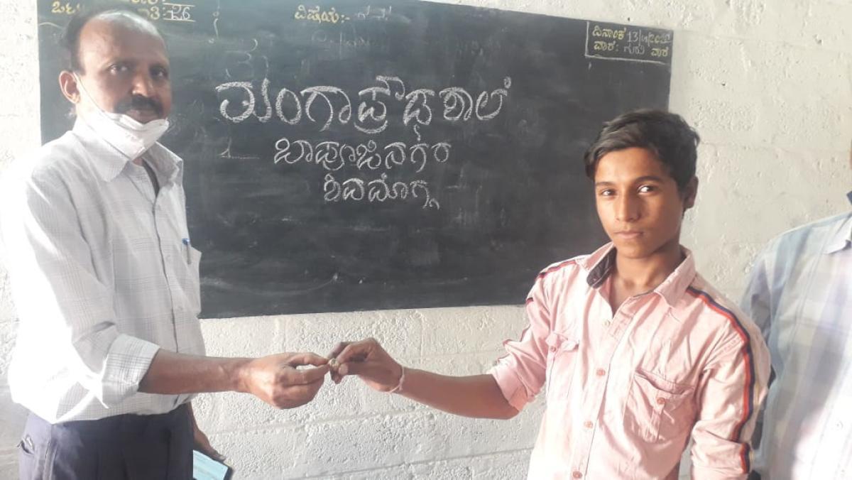 ರಸ್ತೆಯಲ್ಲಿ ಸಿಕ್ಕಿದ ಬಂಗಾರದ ಉಂಗುರ ಹಿಂದಿರುಗಿಸಿದ ವಿದ್ಯಾರ್ಥಿ