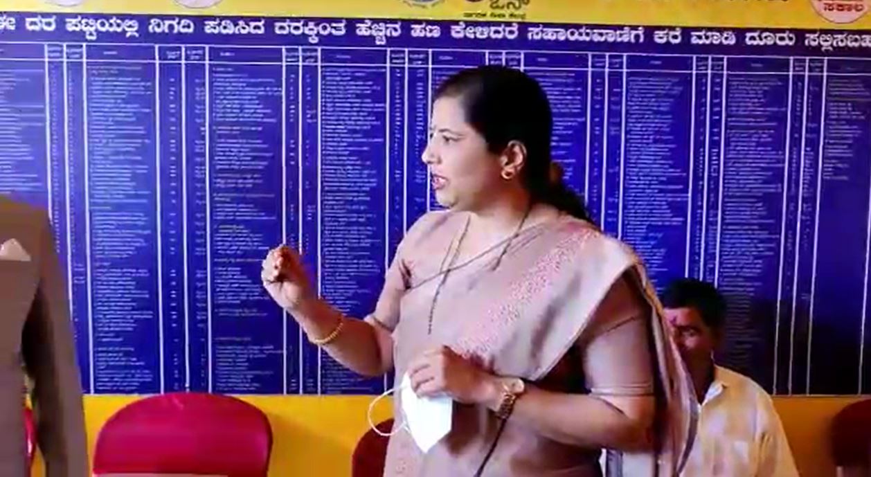 ಖಾನಾಪುರ: ಮರಾಠಿಯಲ್ಲಿ ಮಾಹಿತಿ ಫಲಕ ಅಳವಡಿಕೆಗೆ ಶಾಸಕಿ ಅಂಜಲಿ ನಿಂಬಾಳ್ಕರ್‌ ಸೂಚನೆ
