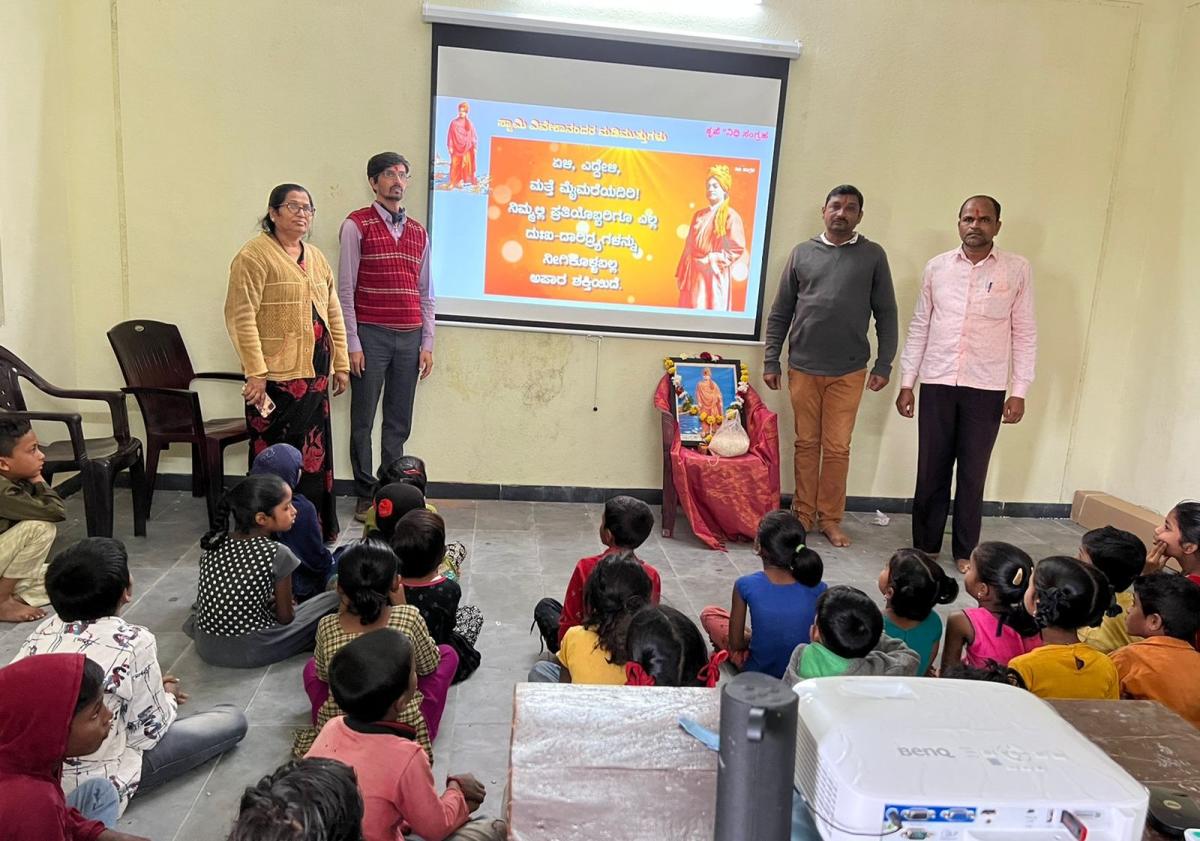 ಔರಾದ್: ಮಕ್ಕಳಿಗೆ ಸ್ಮಾರ್ಟ್‌ಕ್ಲಾಸ್ ಭಾಗ್ಯ ಕಲ್ಪಿಸಿದ ಶಿಕ್ಷಕ, ಪಾಲಕರ ಮೆಚ್ಚುಗೆ