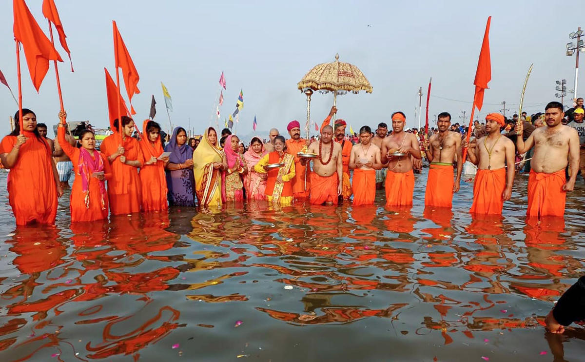 ಮಾಘ ಪೂರ್ಣಿಮೆ: ಕೋವಿಡ್ ನಡುವೆಯೇ ಗಂಗಾ ನದಿಯಲ್ಲಿ ಲಕ್ಷಾಂತರ ಭಕ್ತರಿಂದ ಸ್ನಾನ