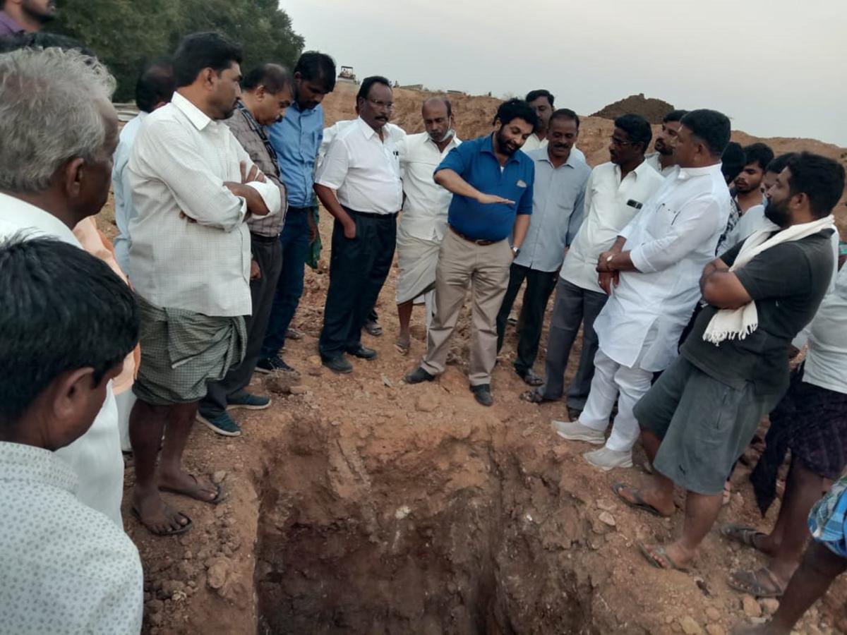 ಭರಮಸಾಗರ: ದೊಡ್ಡಕೆರೆ ಏರಿ ಪರಿಶೀಲಿಸಿದ ಅಧಿಕಾರಿಗಳು