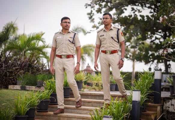 ಕ್ಯಾಮೆರಾಗೆ ಪೋಸ್ ನೀಡಿದ ಅವಳಿ ಪೊಲೀಸ್ ಅಧಿಕಾರಿಗಳು: ‘ಸಿಂಗಂ’ ಎಂದ ನೆಟ್ಟಿಗರು