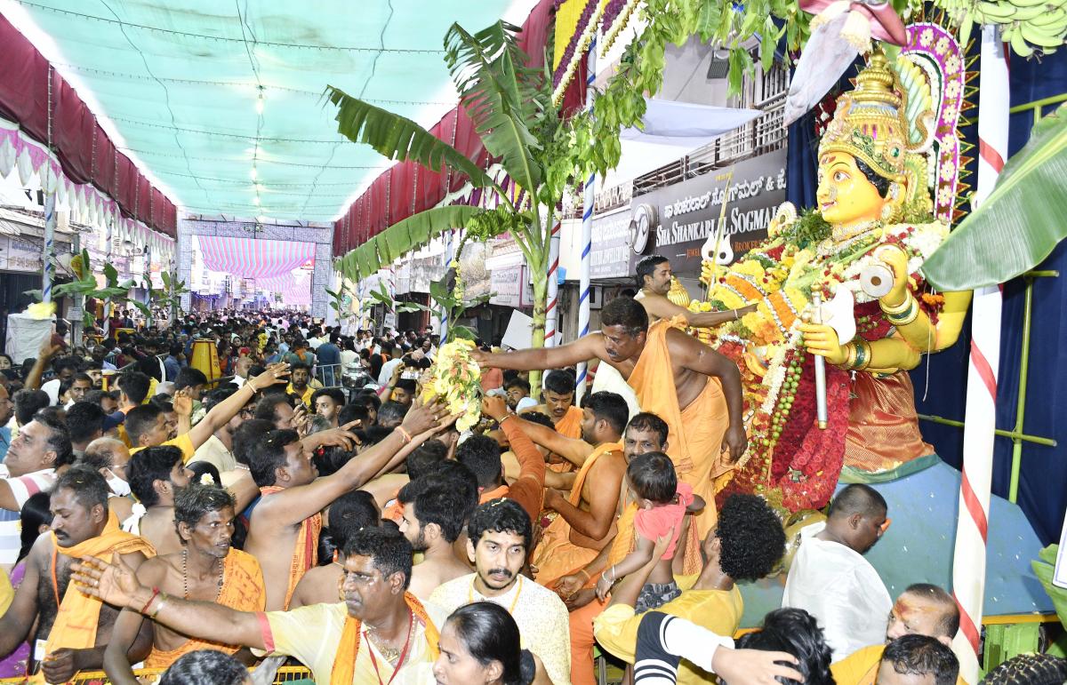 ಮಾರಿಕಾಂಬಾ ಜಾತ್ರೆಗೆ ವೈಭವದ ಚಾಲನೆ: ದರ್ಶನಕ್ಕೆ ಮೈಲುಗಟ್ಟಲೆ ಸರದಿ ಸಾಲು