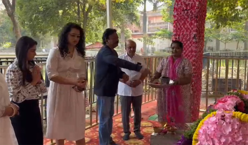 ’ಅಪ್ಪು’ ಸಮಾಧಿಗೆ ಪೂಜೆ ಸಲ್ಲಿಸಿದ ನಿರ್ದೇಶಕ ‘ರಾಮ್‌ ಗೋಪಾಲ್‌ ವರ್ಮಾ‘