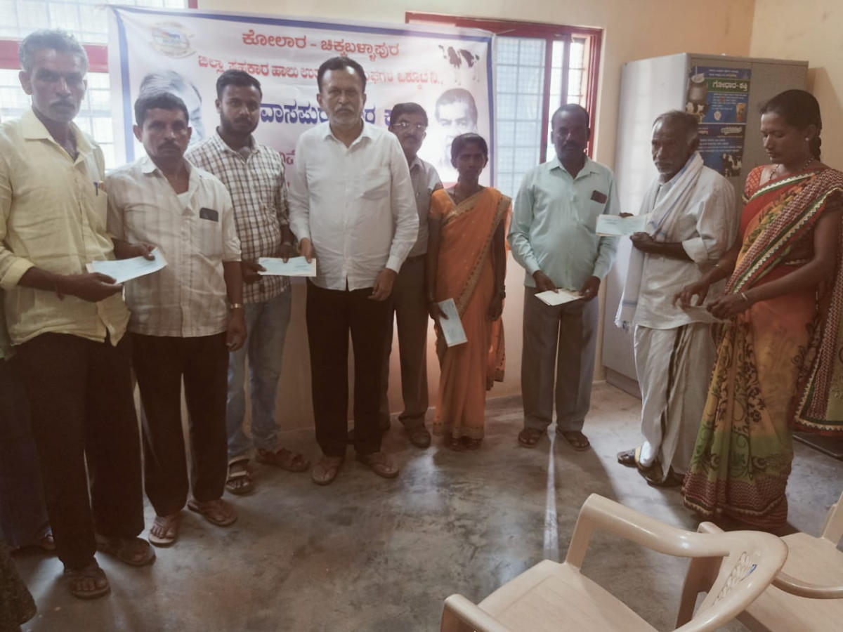 ರಾಸು ವಿಮಾ ಪರಿಹಾರ ಚೆಕ್ ವಿತರಣೆ