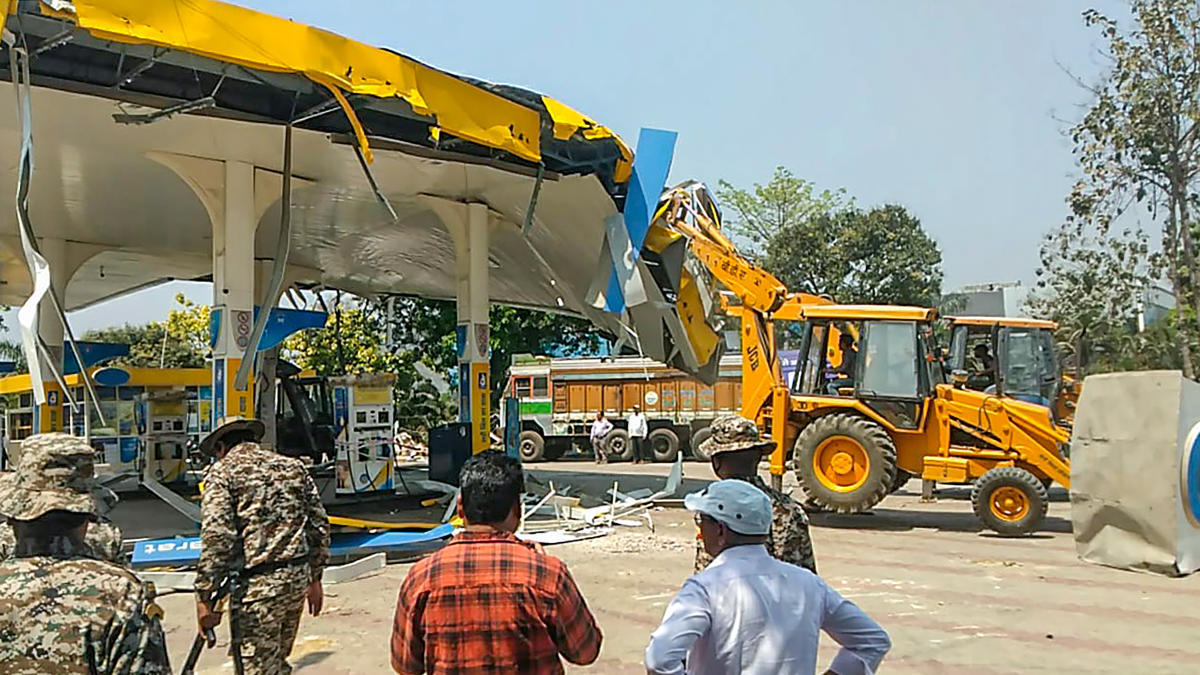 ಯೋಗಿ ಸರ್ಕಾರದ ವಿರುದ್ಧ ಹೇಳಿಕೆ ನೀಡಿದ್ದ ಎಸ್‌ಪಿ ಶಾಸಕನ ಪೆಟ್ರೋಲ್‌ ಪಂಪ್‌ ಧ್ವಂಸ