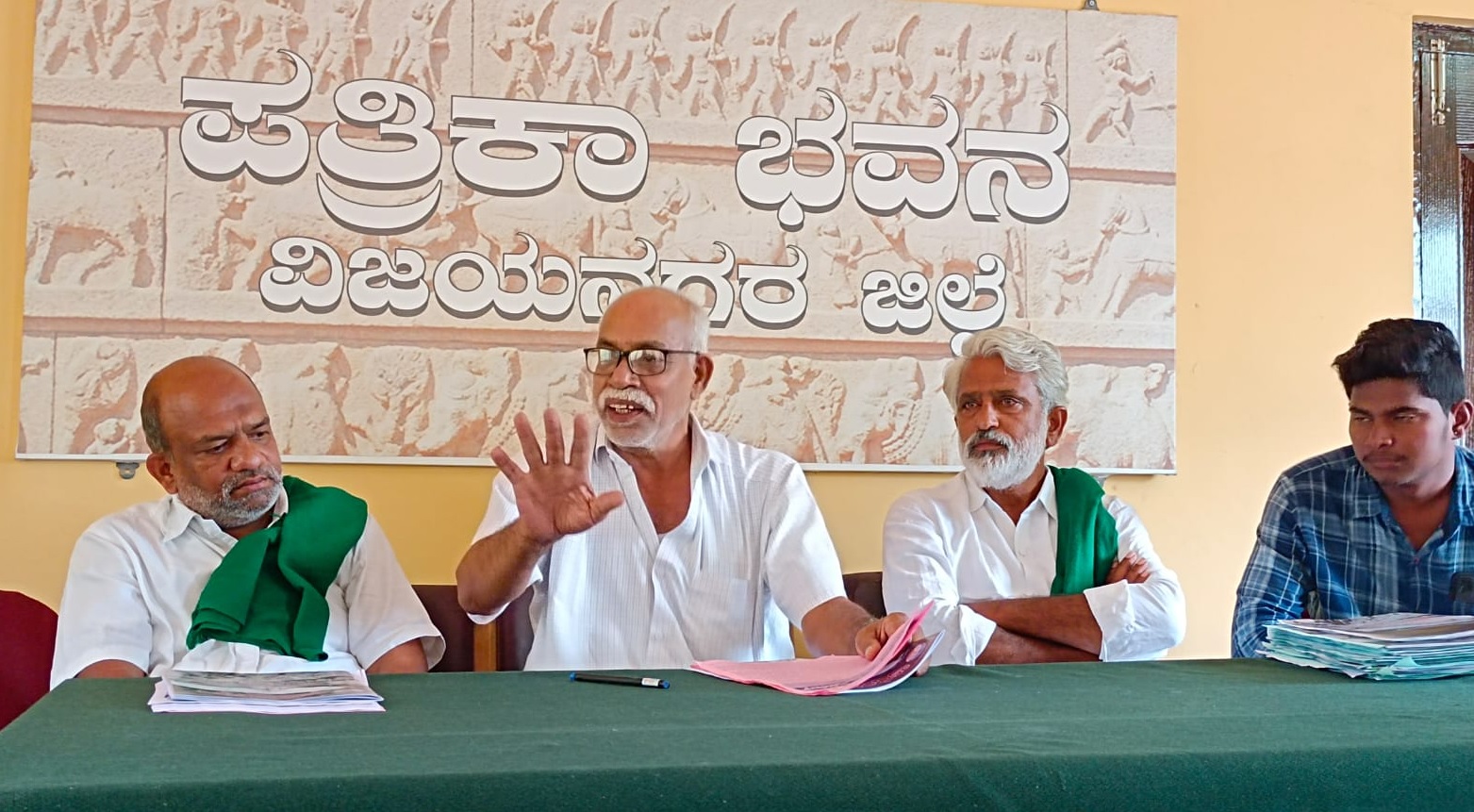 ಹೊಸಪೇಟೆ: ಕೃಷಿ ಸಾಲ ವಸೂಲಾತಿ ಪದ್ಧತಿಗೆ ವಿರೋಧ, ಕರ್ನಾಟಕ ಬ್ಯಾಂಕ್‌ಗೆ ಮುತ್ತಿಗೆ