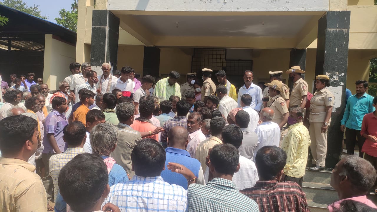 ಹೆಸರು ನೋಂದಣಿ ಸ್ಥಗಿತ: ಅಧಿಕಾರಿಗಳ ಜತೆ ರೈತರ ವಾಗ್ವಾದ