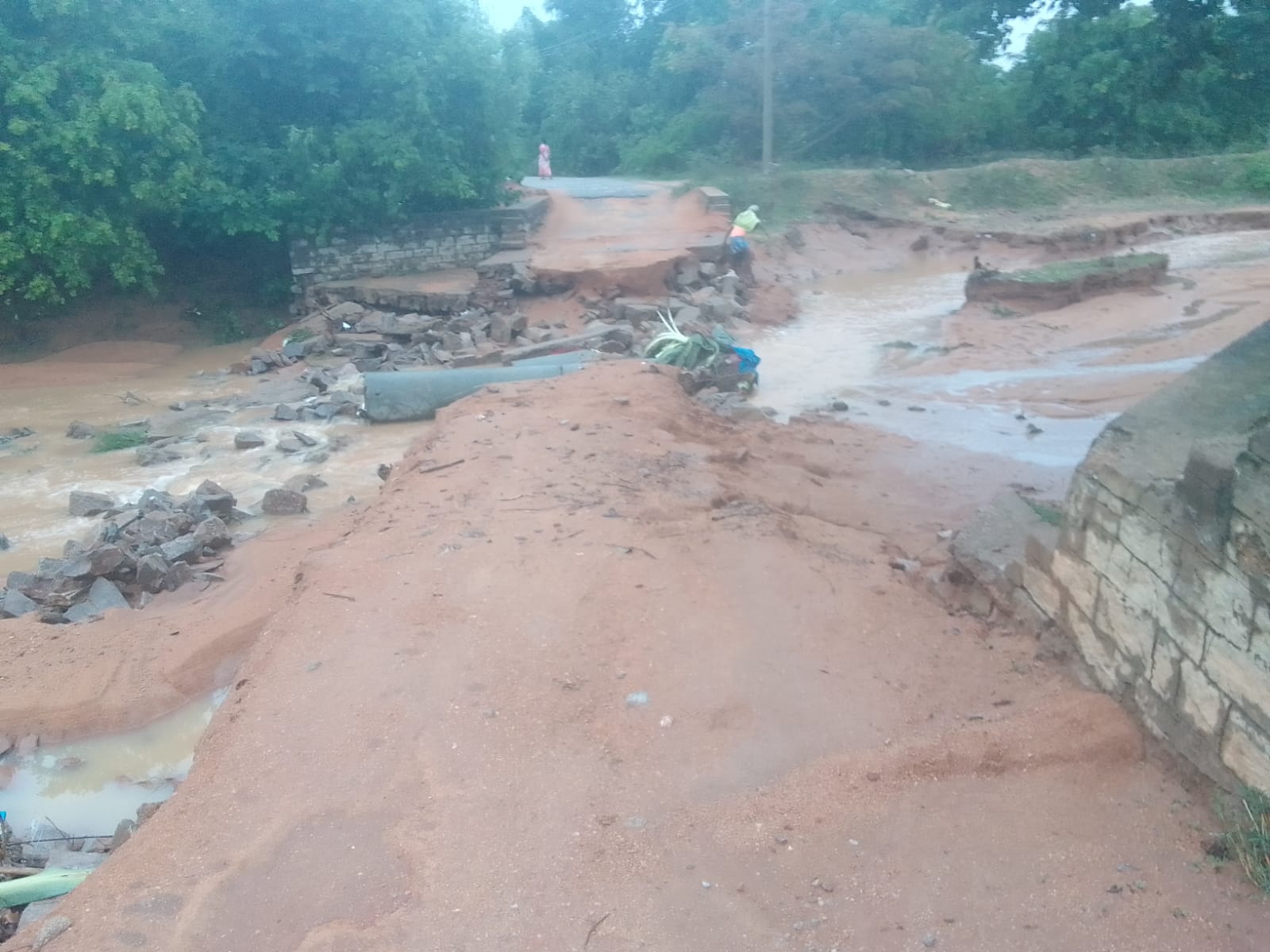 ಮಧುಗಿರಿ: ಮಳೆಗೆ ಕೊಚ್ಚಿಹೋದ ಸೇತುವೆ, ಸಂಪರ್ಕ ಕಡಿತ