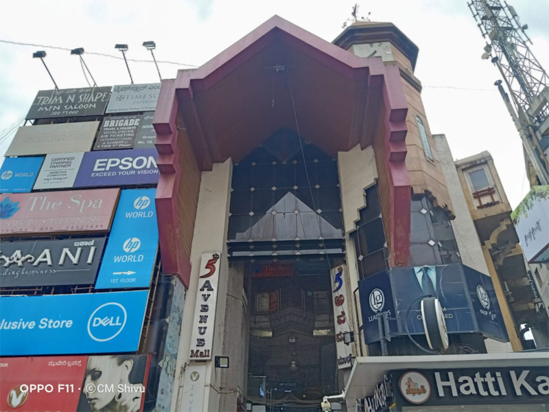 ಬೆಂಗಳೂರು ಶಾಪಿಂಗ್ ಮಾಲ್‌ನಲ್ಲಿ ಆಯತಪ್ಪಿ ಬಿದ್ದ ಸ್ನೇಹಿತರು: ಯುವತಿ ಸಾವು