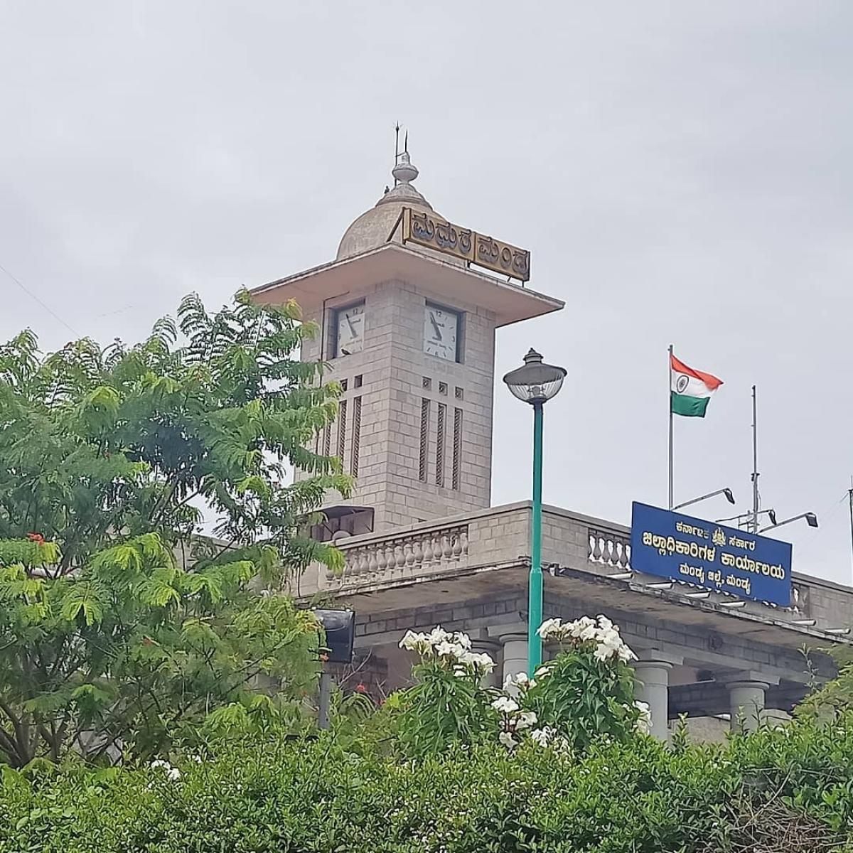 ಮಂಡ್ಯದಲ್ಲಿ ಕೆಲಸ ಮೈಸೂರಿನಲ್ಲಿ ವಾಸ: ಕೇಂದ್ರ ಸ್ಥಾನದಲ್ಲಿ ಇಲ್ಲದ ಅಧಿಕಾರಿಗಳು