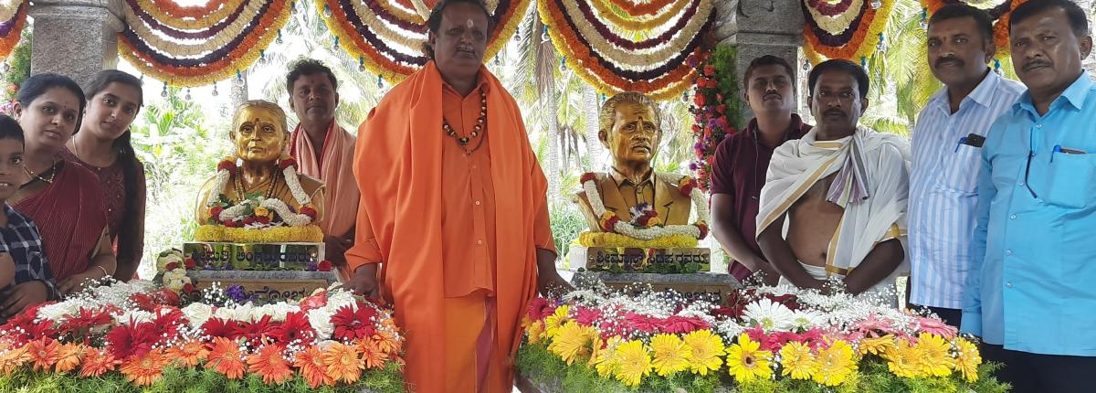 ತಂದೆ–ತಾಯಿಯ ಪುತ್ಥಳಿ ಸ್ಥಾಪನೆ