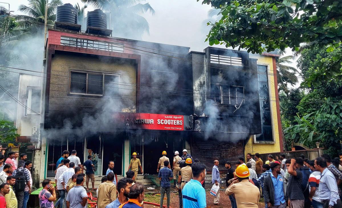 ಇ– ಸ್ಕೂಟರ್ ಶೋರೂಂಗೆ ಬೆಂಕಿ: 150ಕ್ಕೂ ಅಧಿಕ ಸ್ಕೂಟರ್‌ಗೆ ಹಾನಿ