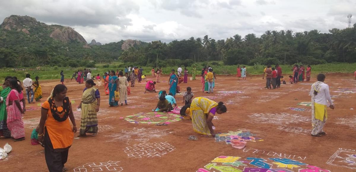 ಹಳ್ಳಿಮಾಳದಲ್ಲಿ ಚಿತ್ತಾಕರ್ಷಕ ರಂಗೋಲಿ