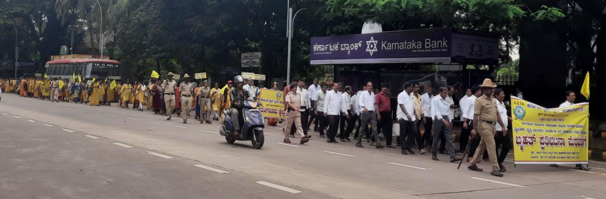 ಭಾರಿ ಮೆರವಣಿಗೆ– ಮುಗಿಲು ಮುಟ್ಟಿದ ಟೈಲರ್‌ಗಳ ಆಕ್ರೋಶ