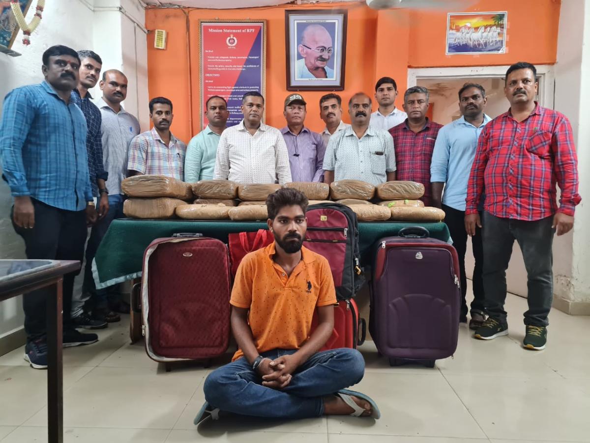 ರೈಲಿನಲ್ಲಿ ₹80 ಲಕ್ಷದ ಗಾಂಜಾ ಸಾಗಣೆ 