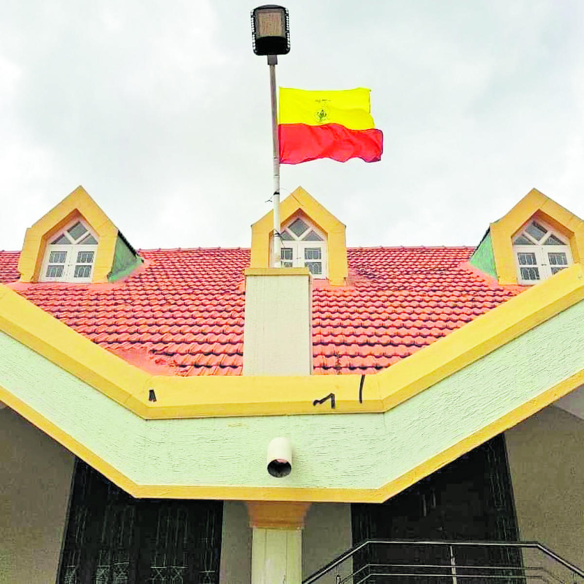 ಮನೆಗಳ ಮೇಲೆ ಕನ್ನಡದ ಬಾವುಟ ಅಭಿಯಾನಕ್ಕೆ ಬೆಂಬಲ: ಎಚ್‌ಡಿಕೆ ಮನೆ ಮೇಲೆ ನಾಡಧ್ವಜ