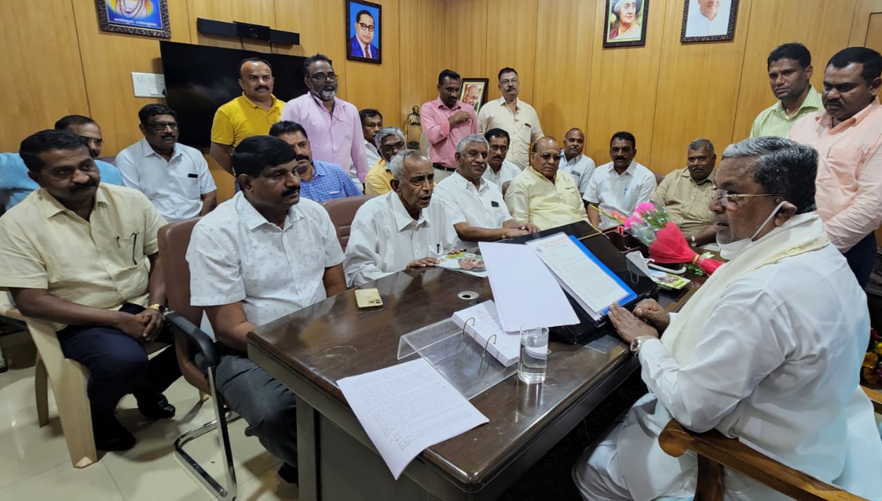 ಶೇ 40 ಕಮಿಷನ್: ಕೆಂಪಣ್ಣ ನೇತೃತ್ವದ ನಿಯೋಗದಿಂದ ಸಿದ್ದರಾಮಯ್ಯ ಭೇಟಿ