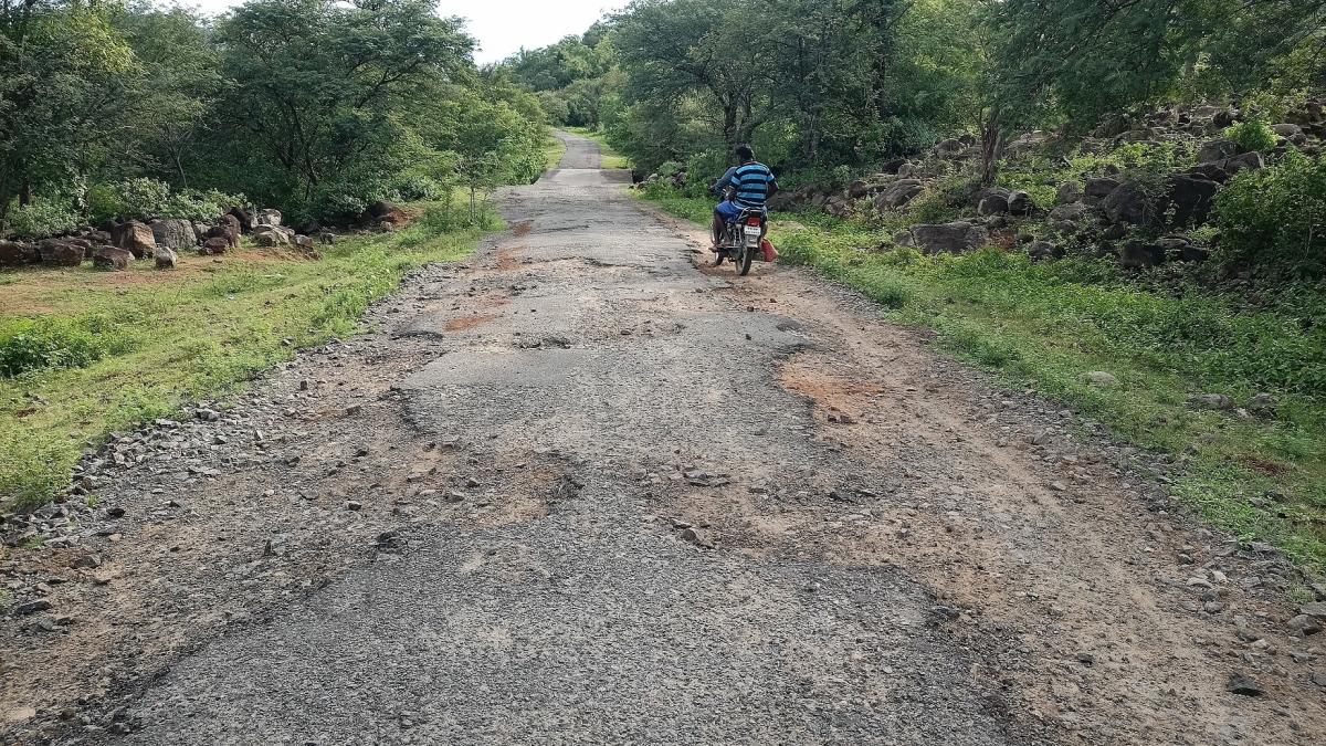 ಹನೂರು | ಹೊಗೆನಕಲ್ ಜಲಪಾತ ರಸ್ತೆ ಅಧೋಗತಿ
