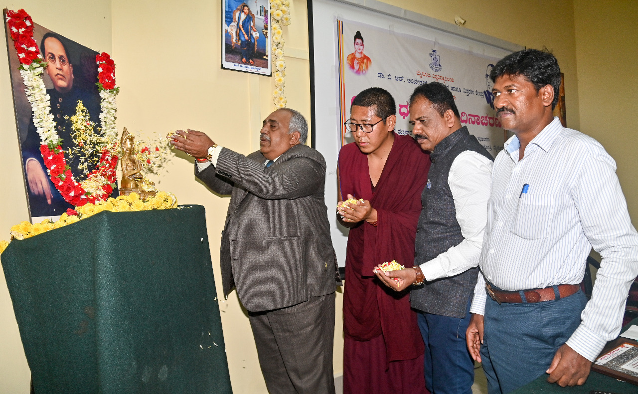 ಧಮ್ಮದೀಕ್ಷೆ ದಿನಾಚರಣೆಯಲ್ಲಿ ಕುಲಪತಿ ಪ್ರೊ.ಹೇಮಂತ್‌ಕುಮಾರ್