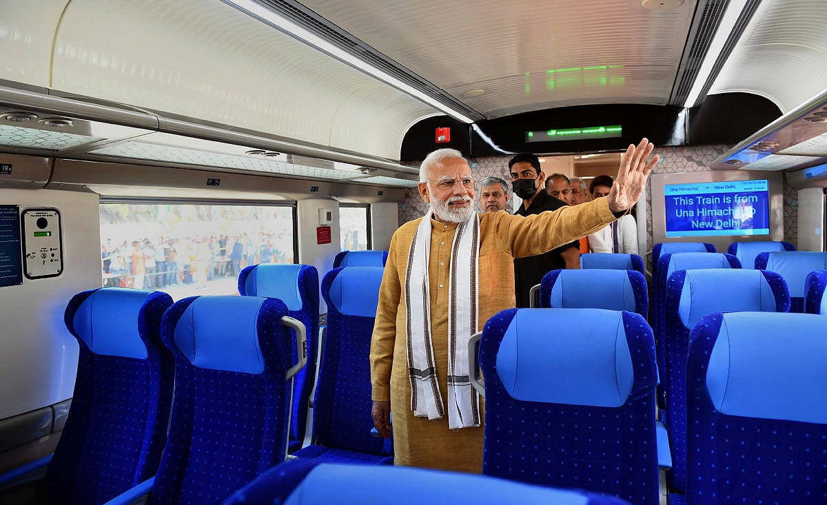 ಬೆಂಗಳೂರು–ಧಾರವಾಡ ‘ವಂದೇ ಭಾರತ್’ ಎಕ್ಸ್‌ಪ್ರೆಸ್‌ ರೈಲಿಗೆ ಚಾಲನೆ ನೀಡಿದ ಪ್ರಧಾನಿ ಮೋದಿ