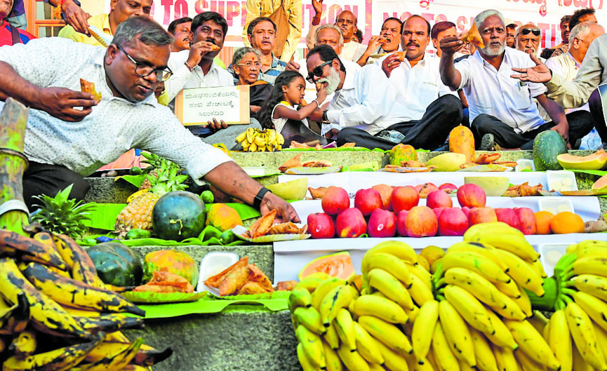 ಗ್ರಹಣದ ವೇಳೆ ಹಣ್ಣು, ಉಪಾಹಾರ ಸೇವಿಸಿ ಜಾಗೃತಿ