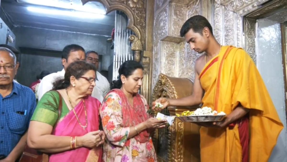 ‘ಗಂಧದಗುಡಿ’ ಬಿಡುಗಡೆ: ಚಾಮುಂಡೇಶ್ವರಿ ದರ್ಶನ ಪಡೆದ ಅಶ್ವಿನಿ ಪುನೀತ್ ರಾಜ್‌ಕುಮಾರ್