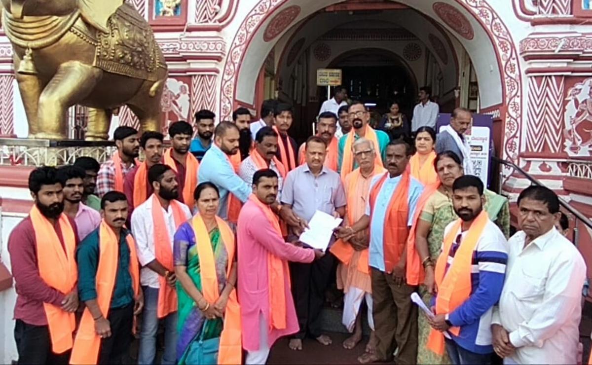 ಮಾರಿಕಾಂಬಾ ದೇಗುಲದಲ್ಲಿ ವಸ್ತ್ರ ಸಂಹಿತೆ ಜಾರಿಗೊಳಿಸಿ: ಆಗ್ರಹ