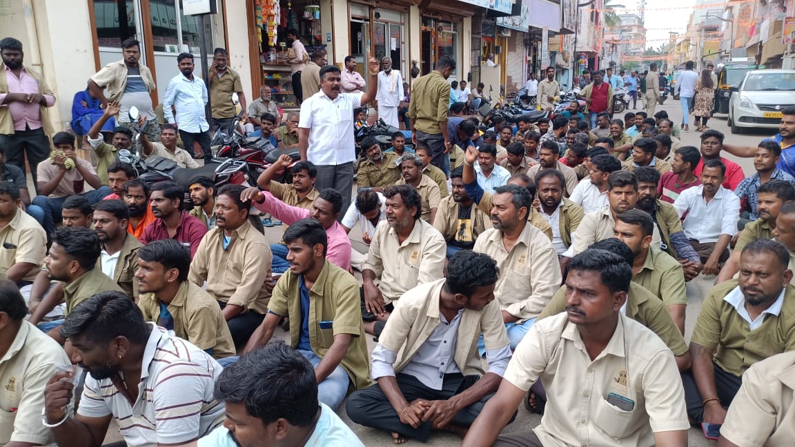 ಹಂಪಿಯಲ್ಲಿ ಬ್ಯಾಟರಿ ಚಾಲಿತ ವಾಹನ ಸಂಚಾರ ವಿರೋಧಿಸಿ ಪ್ರತಿಭಟನೆ 