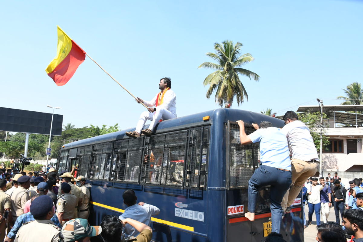 ವಿದ್ಯಾರ್ಥಿಯನ್ನು ಠಾಣೆಗೆ ಕರೆಸಿ ಹೊಡೆದ ಆರೋಪ: ಪ್ರತಿಭಟನೆ 