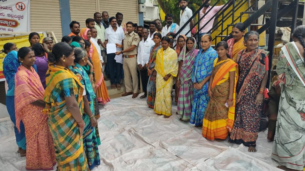 ಮಸ್ಕಿ | ಎಂಎಸ್ಐಎಲ್ ಮಳಿಗೆ ಎದುರು ಪ್ರತಿಭಟನೆ