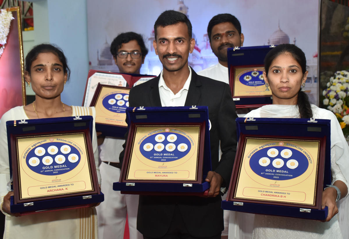 ಬೆಂಗಳೂರು ವಿಶ್ವವಿದ್ಯಾಲಯ: ಓದಿಗೆ ನೆರವಾದ ತಮ್ಮ, ಐದು ಚಿನ್ನದ ಪದಕ ಗಳಿಸಿದ ಅಕ್ಕ
