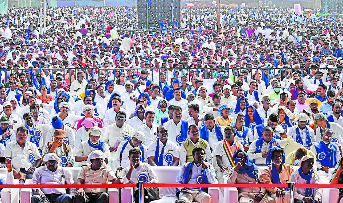 ದಲಿತರ ಒಗ್ಗಟ್ಟು ಪ್ರದರ್ಶನ: ನೀಲಿ ಬಾವುಟದ ಅಬ್ಬರ – ಜೈ ಭೀಮ್‌ ಗರ್ಜನೆ