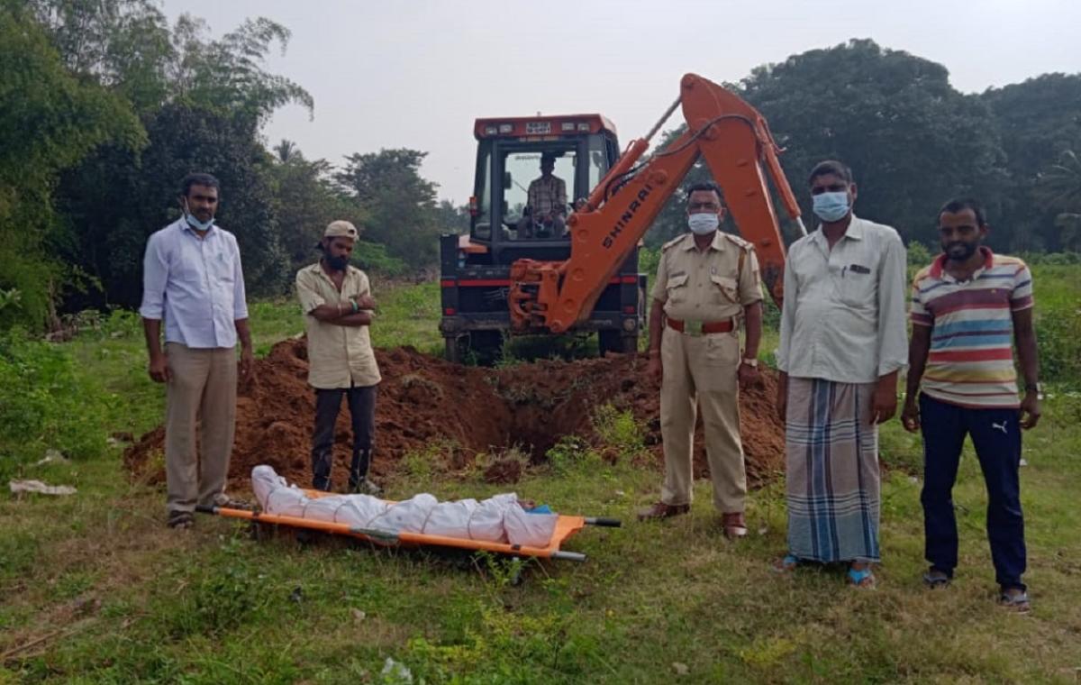 ಯಳಂದೂರು: ಪತ್ನಿ ಶವವನ್ನು ಹೊತ್ತುಕೊಂಡು ನಡೆದ ಪತಿ, ಪೊಲೀಸರಿಂದ ಅಂತ್ಯಸಂಸ್ಕಾರ