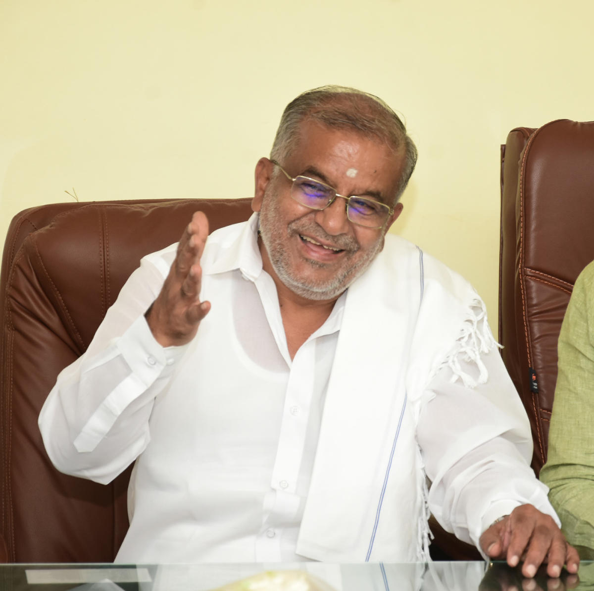 ಮೈಸೂರು: ಶಾಸಕರಿಗೆ, ತಂದೆ–ಮಗನಿಗೆ ಮಣೆ