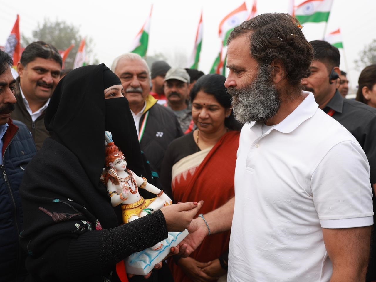 Bharat Jodo Yatra | ರಾಹುಲ್‌ ಗಾಂಧಿಗೆ ಶಿವನ ವಿಗ್ರಹ ನೀಡಿದ ಮುಸ್ಲಿಂ ಮಹಿಳೆ
