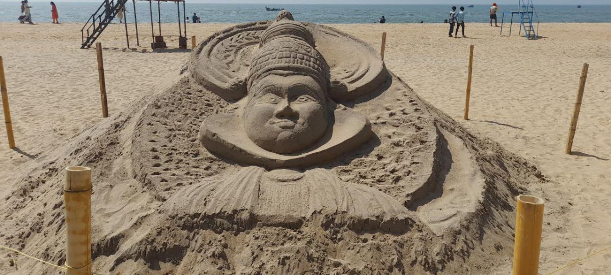 ಬೇಕಲದಲ್ಲಿ ಕಣ್ಮನ ಸೆಳೆಯುವ ಮರಳಿನ ಕಲಾಕೃತಿಗಳು