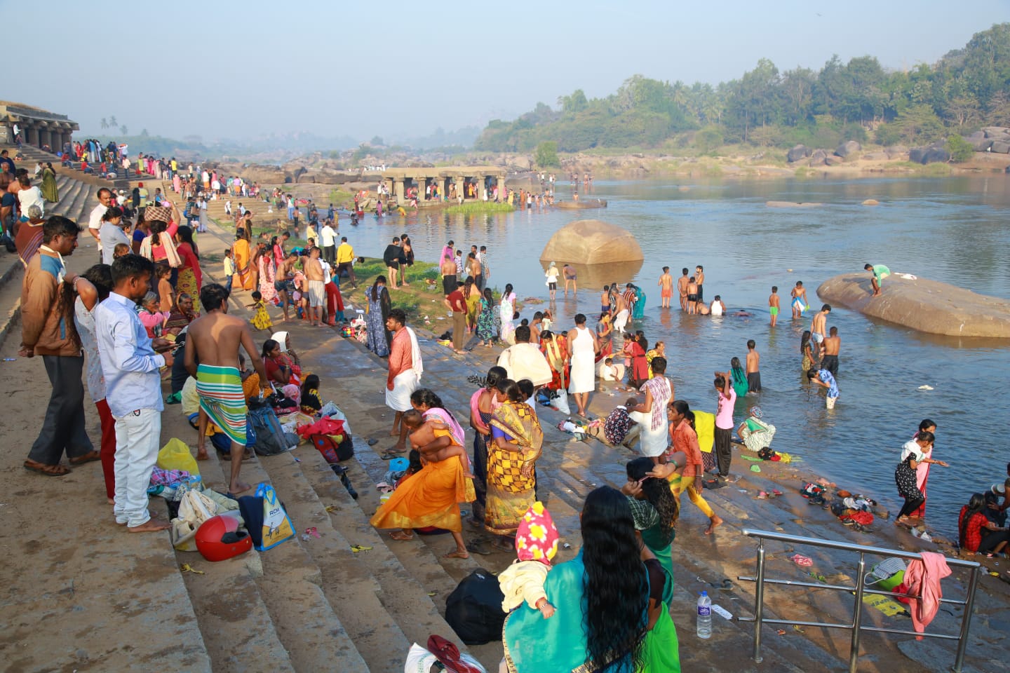 ಮಕರ ಸಂಕ್ರಮಣ; ಹಂಪಿಯಲ್ಲಿ ಪುಣ್ಯ ಸ್ನಾನ